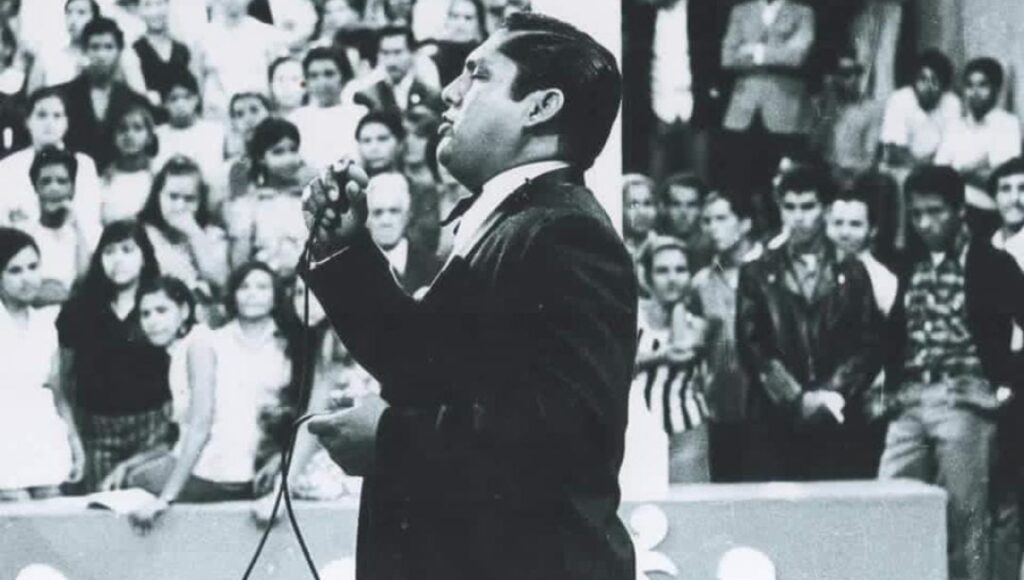 Julio Jaramillo performing.