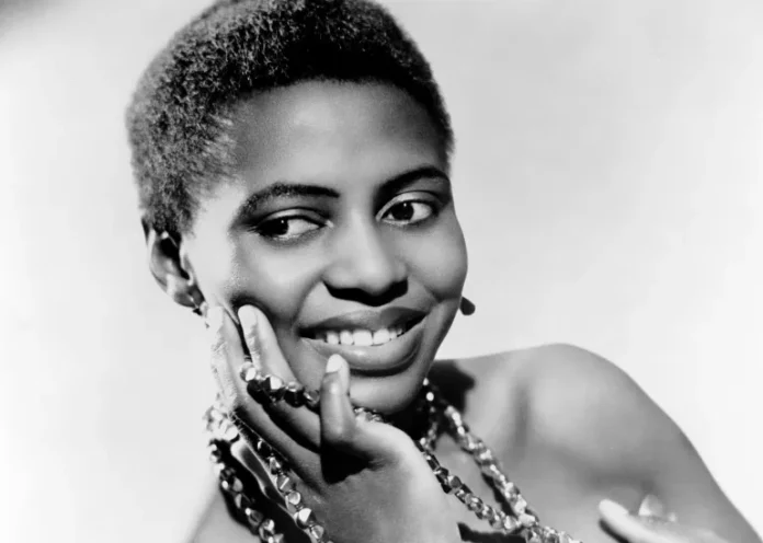 Miriam Makeba poses for a portrait session circa 1960 in Chicago, Illinois [Michael Ochs Archives/Getty Images])