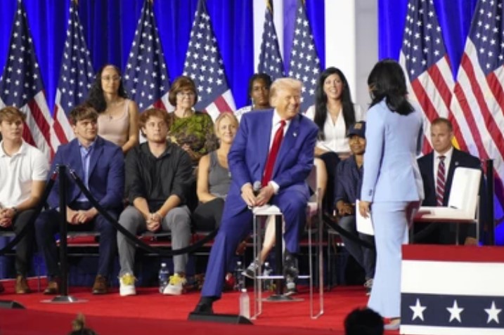 Tulsi Gabbard and Donald Trump in Town Hall.