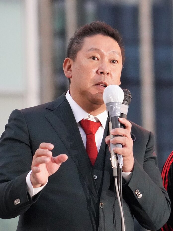 Takashi Tachibana delivering a street speech in front of Akihabara Station, Tokyo, on October 30, 2021. (Image by Noukei314, via Wikimedia Commons, licensed under CC BY-SA 4.0)